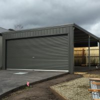 Flatroof carport with door