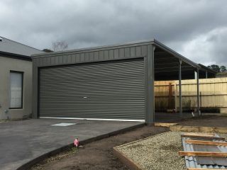 Flatroof carport with door